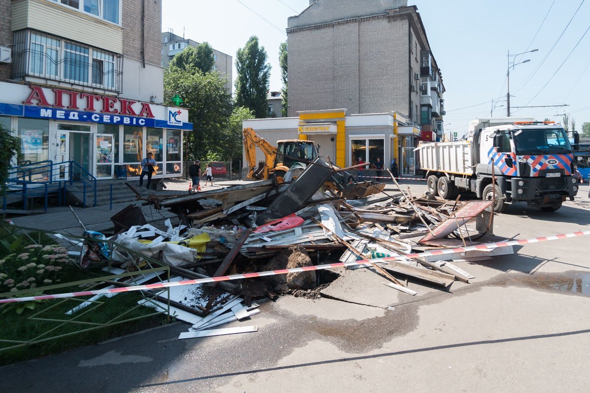 Ранее в этом лотке готовили шаурму и хот-доги Ранее в этом лотке готовили шаурму и хот-доги