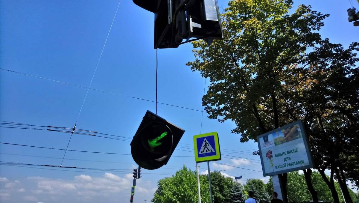 Несмотря на небольшую аварию, светофор продолжает работать Несмотря на небольшую аварию, светофор продолжает работать