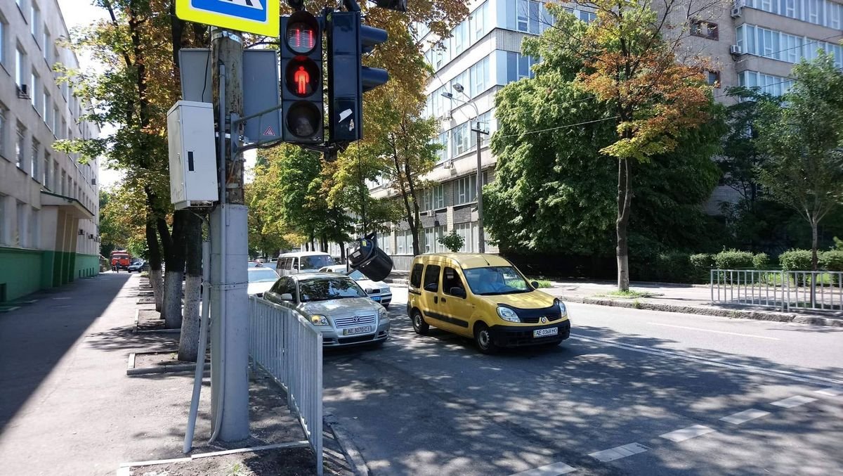 Движение транспорта на это участке дороги не затруднено Движение транспорта на это участке дороги не затруднено