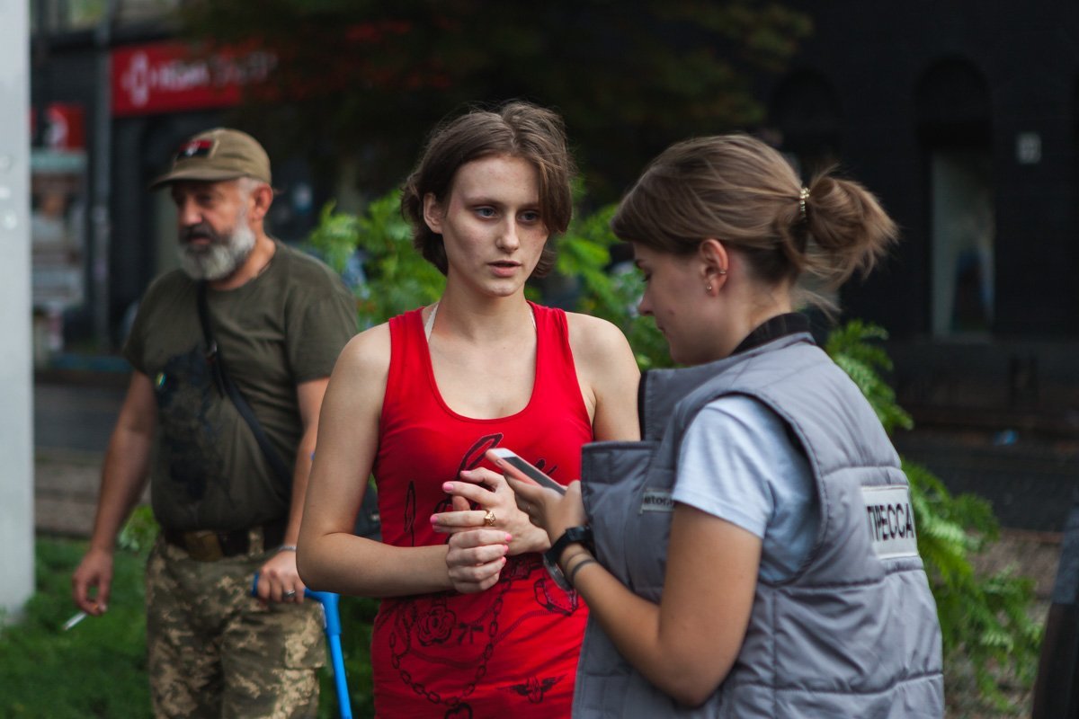 Анастасия первой подбежала к мужчине и помогла ему Анастасия первой подбежала к мужчине и помогла ему