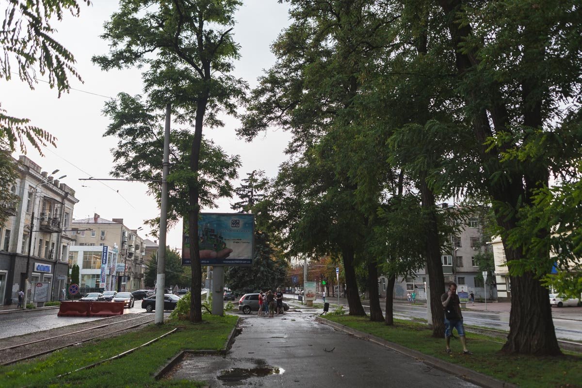Будьте осторожны в ветреную погоду и смотрите по сторонам Будьте осторожны в ветреную погоду и смотрите по сторонам