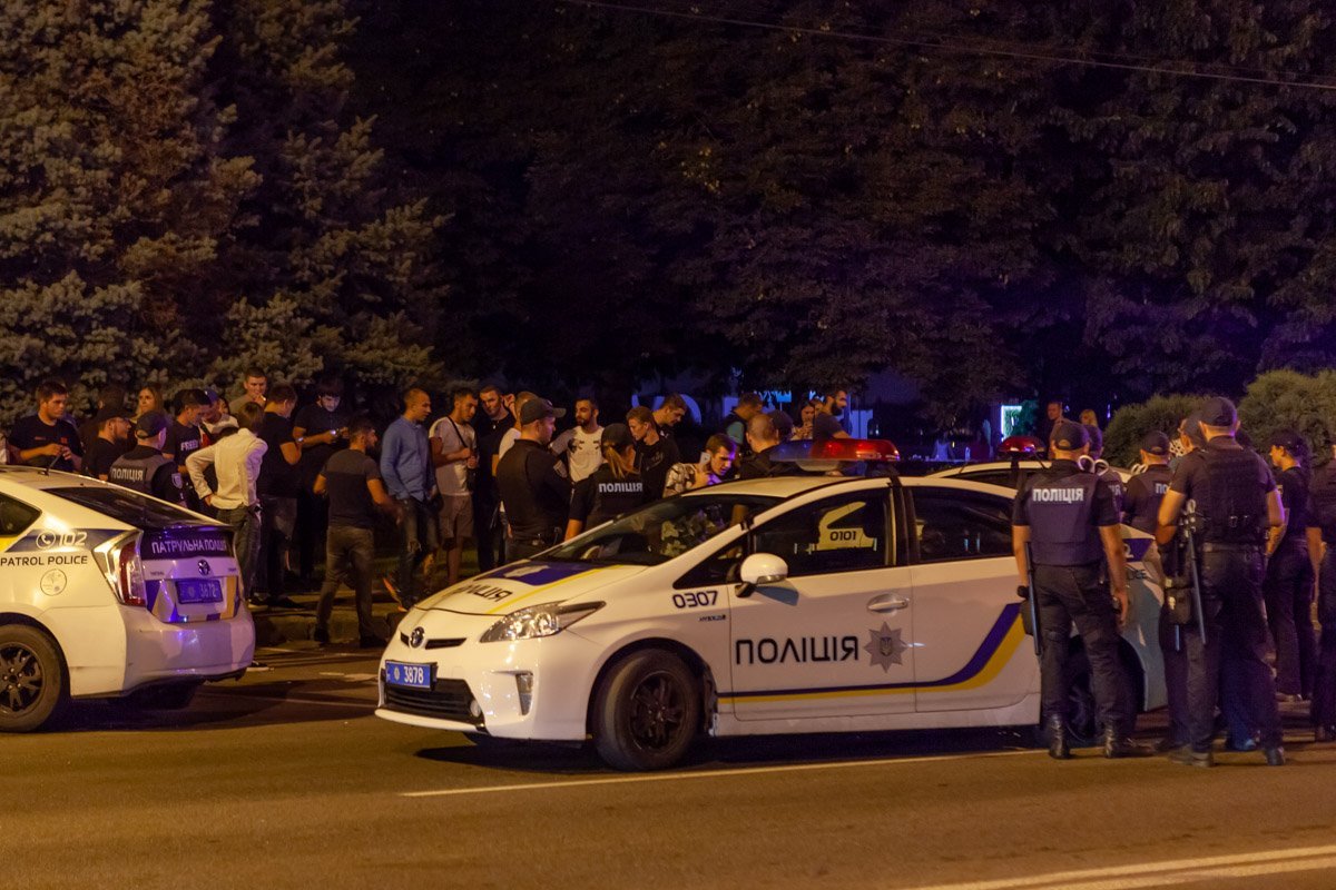 Возле гостиницы Днепропетровск было неспокойно Возле гостиницы Днепропетровск было неспокойно