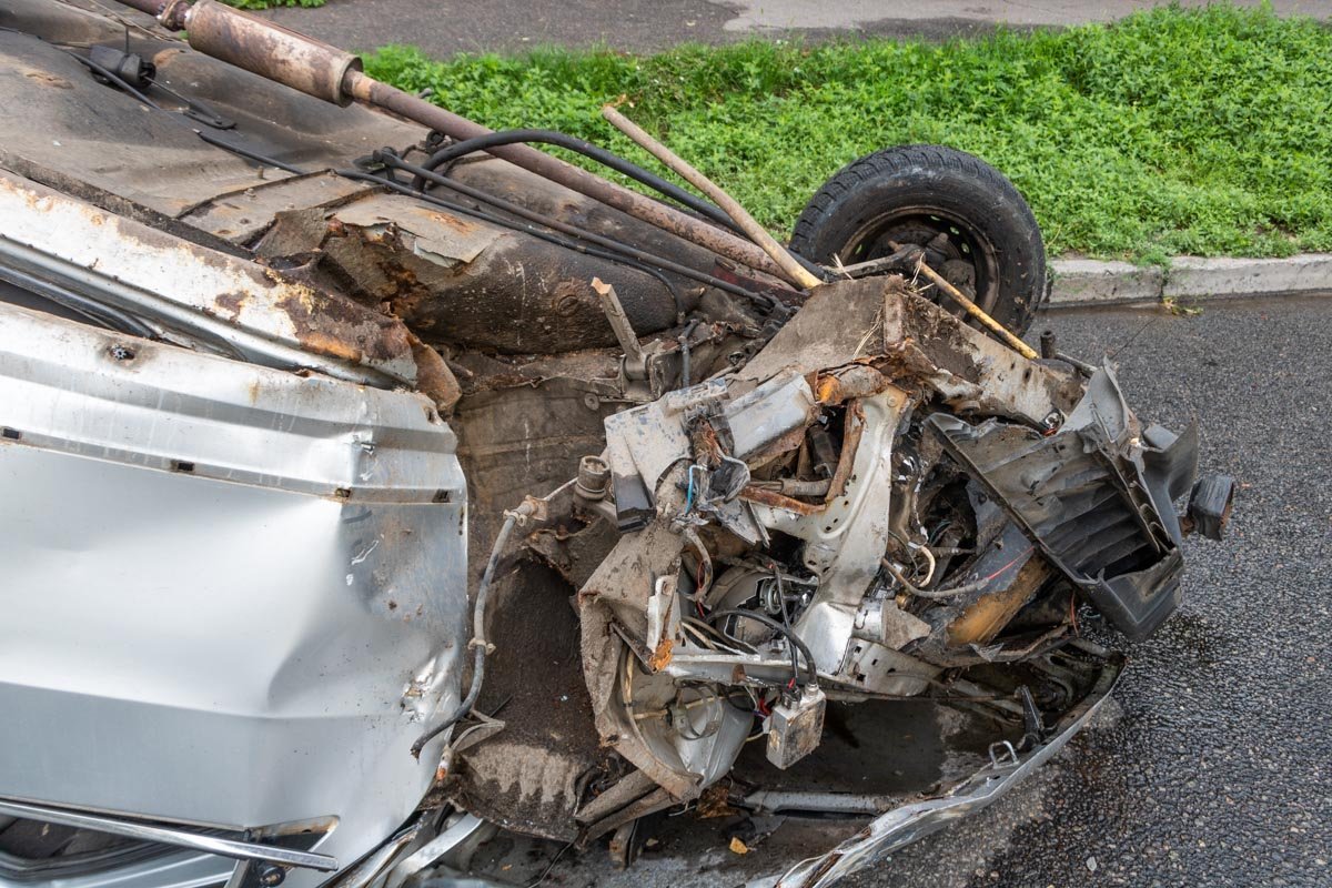 В результате этого автомобиль вылетел на встречную полосу и перевернулся