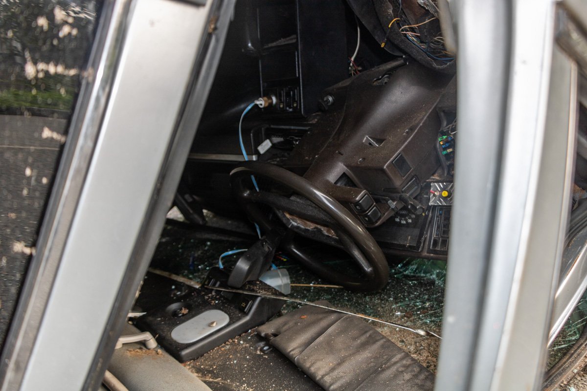 Переднее левое колесо отлетело в сторону, автомобиль повело вправо на встречную полосу движения, где он "напоролся" на бордюр, влетел в дерево и перевернулся