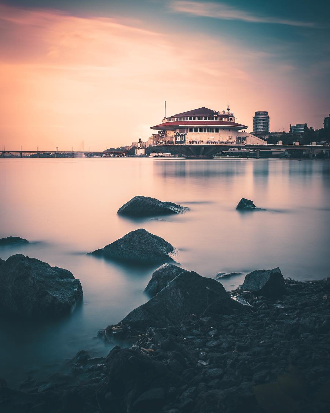 Есть что-то, что до сих пор держит тебя в этом городе. Фото: vitwai