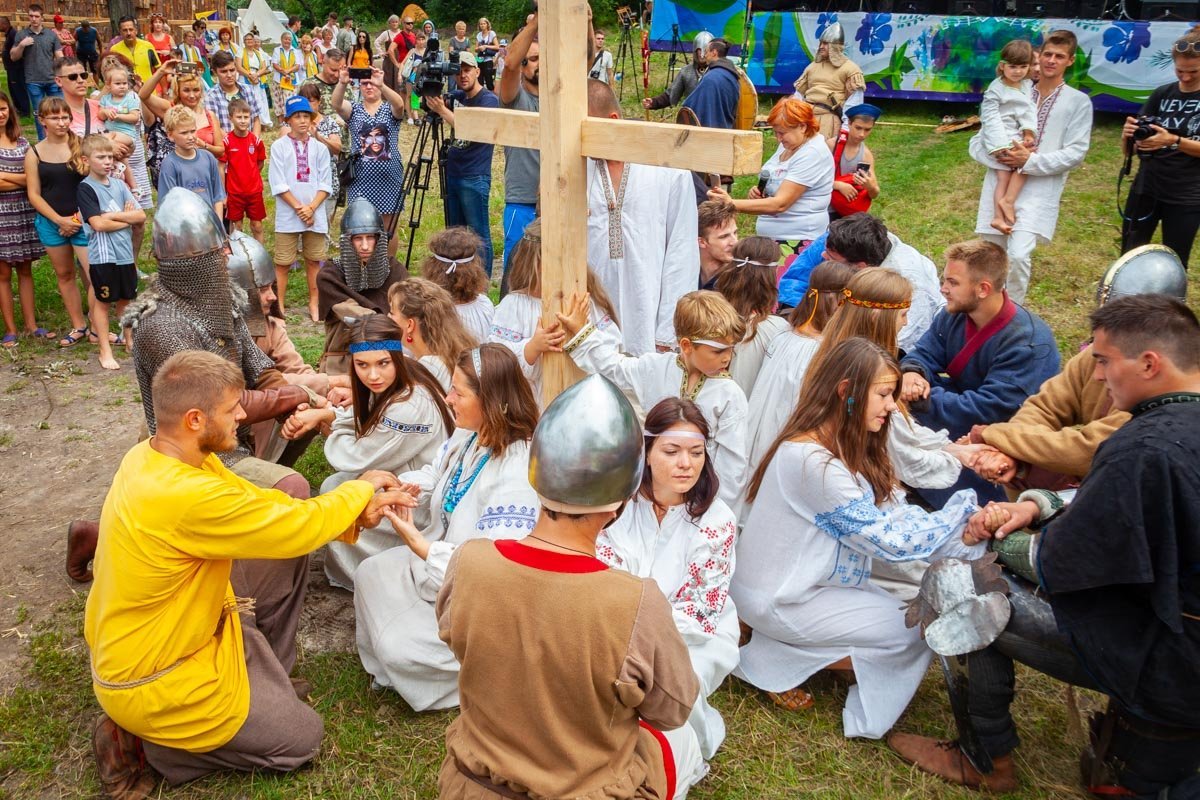 На языческие земли пришла христианская благодать На языческие земли пришла христианская благодать