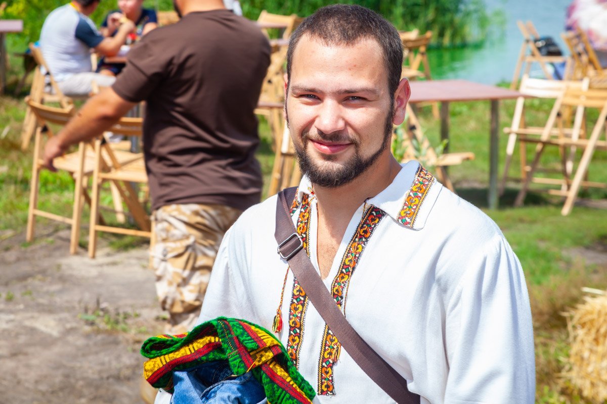 Не могу перестать рассматриватьна узор его вышиванки Не могу перестать рассматриватьна узор его вышиванки