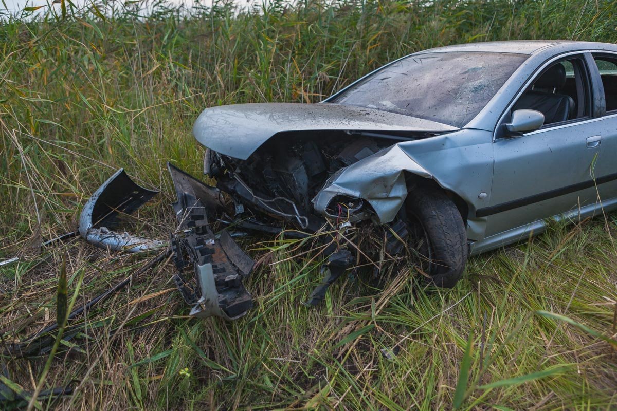 Автомобиль Peugeot въехал в камыши Автомобиль Peugeot въехал в камыши