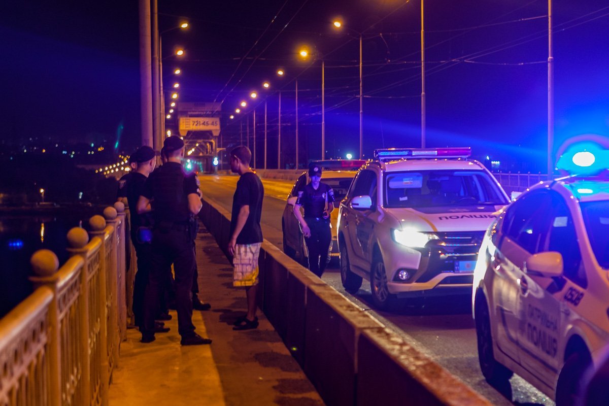 До приезда "скорой" полицейские общались с отчаявшимся и всячески его поддерживали До приезда "скорой" полицейские общались с отчаявшимся и всячески его поддерживали