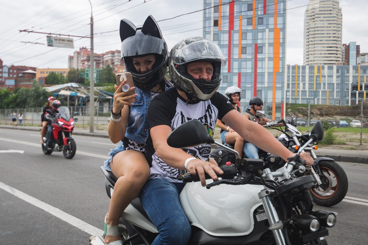 Мотоциклисты проехали колонной по городу