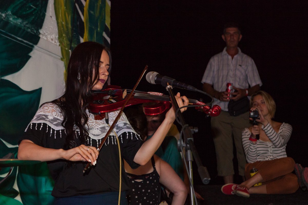 На крыше нежно звучала скрипка На крыше нежно звучала скрипка