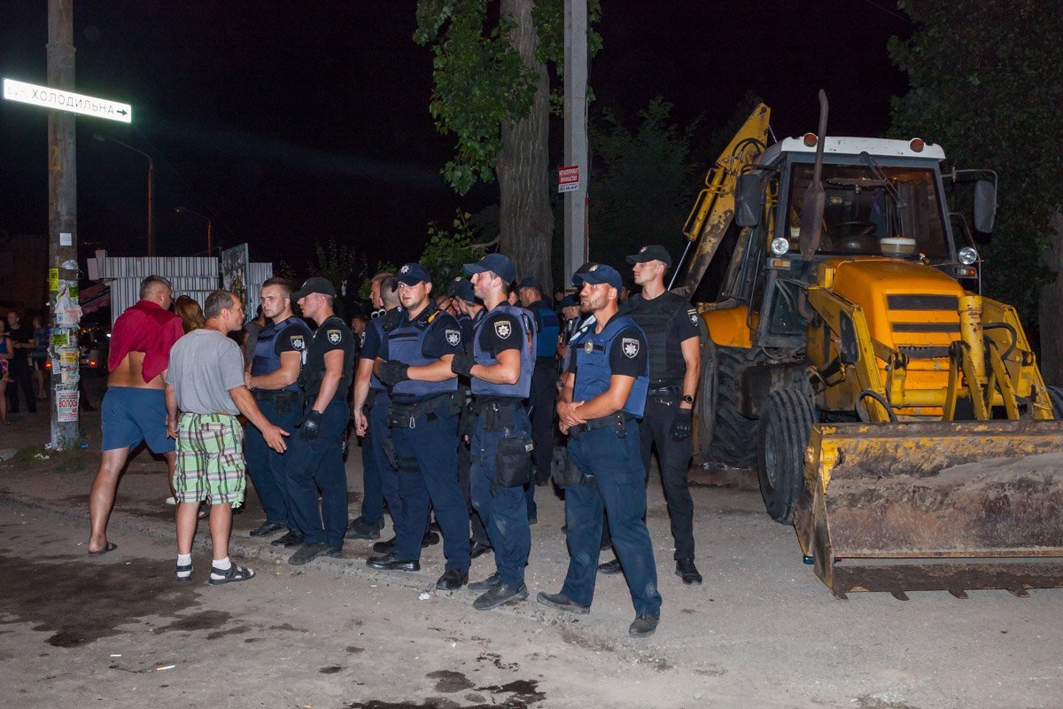 Полицейские охраняли коммунальщиков, пока они выполняют работу