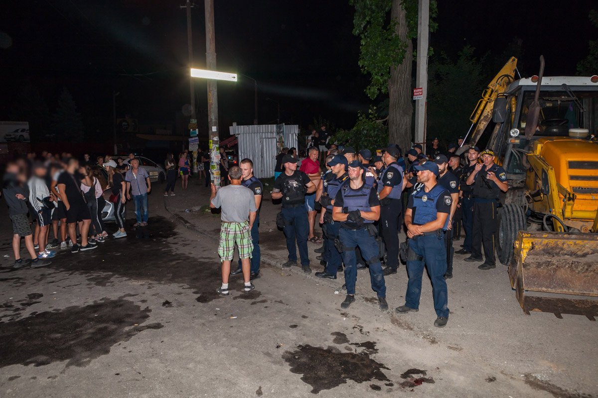 Понаблюдать за происходящим пришли жители близлежащих домов