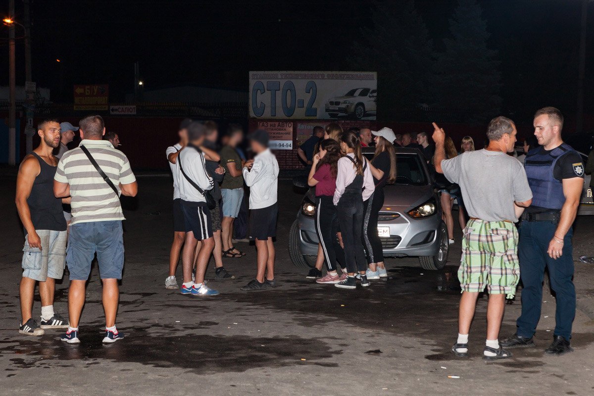 Люди начали собираться у "Пентагона" около 17:00