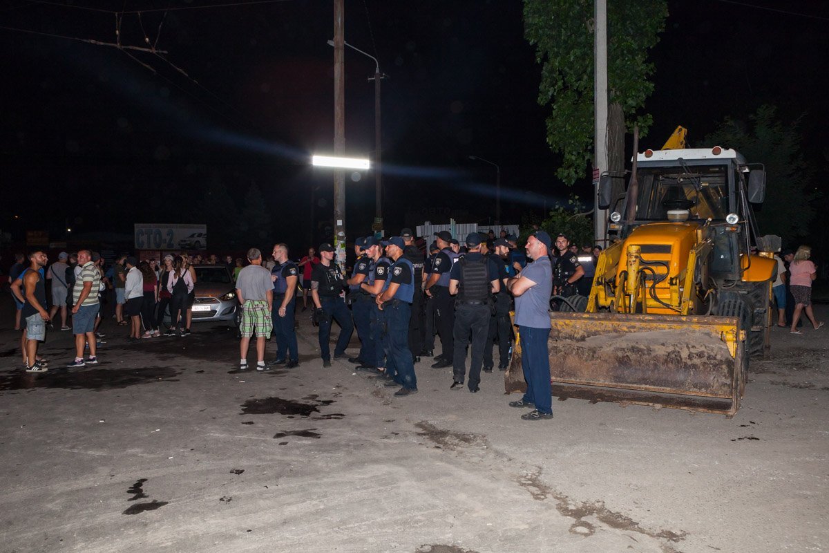 Когда на место прибыла полиция выяснилось, что работы проходят законно: у коммунальщиков были все необходимые документы