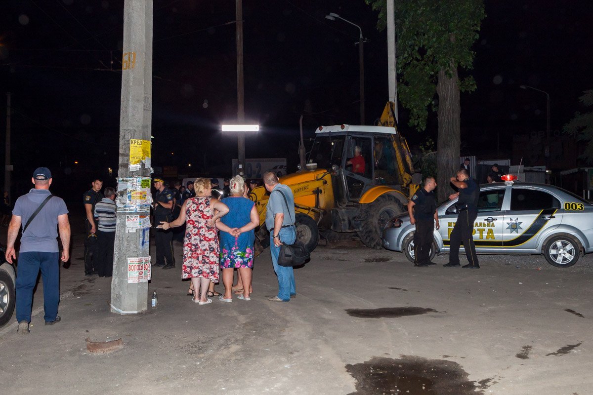 Двоих протестующих, которые вели себя наиболее агрессивно, забрали в Индустриальное отделение полиции 