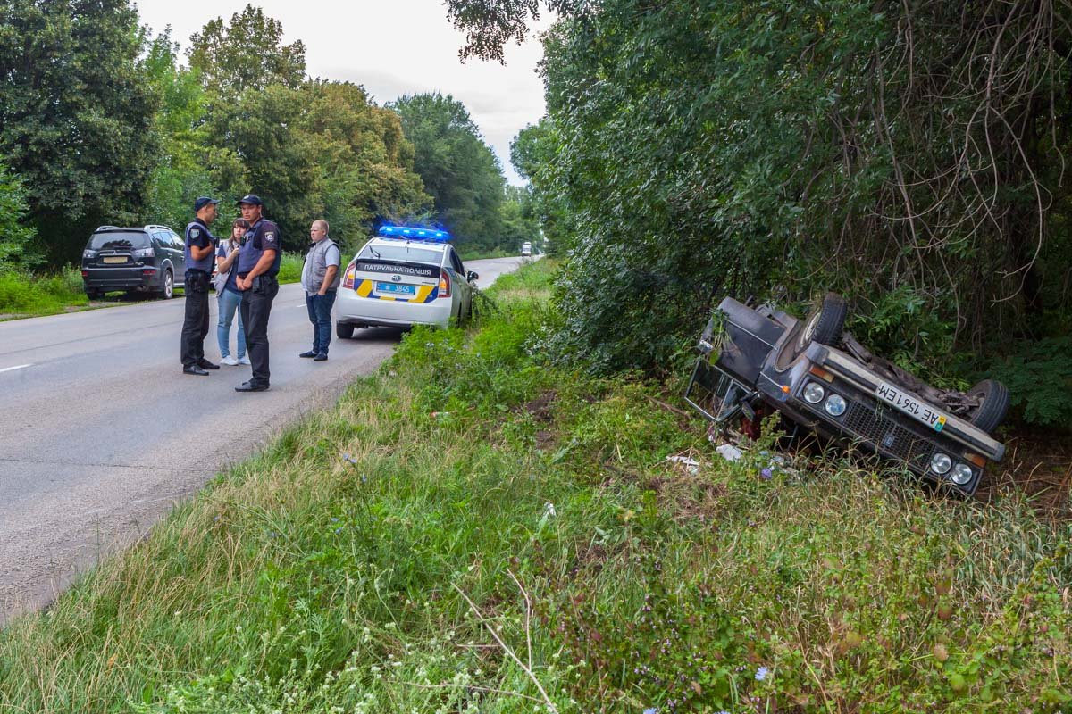Автомобиль ВАЗ 21-06, двигавшийся в сторону Днепра, потерял колесо и перевернулся Автомобиль ВАЗ 21-06, двигавшийся в сторону Днепра, потерял колесо и перевернулся