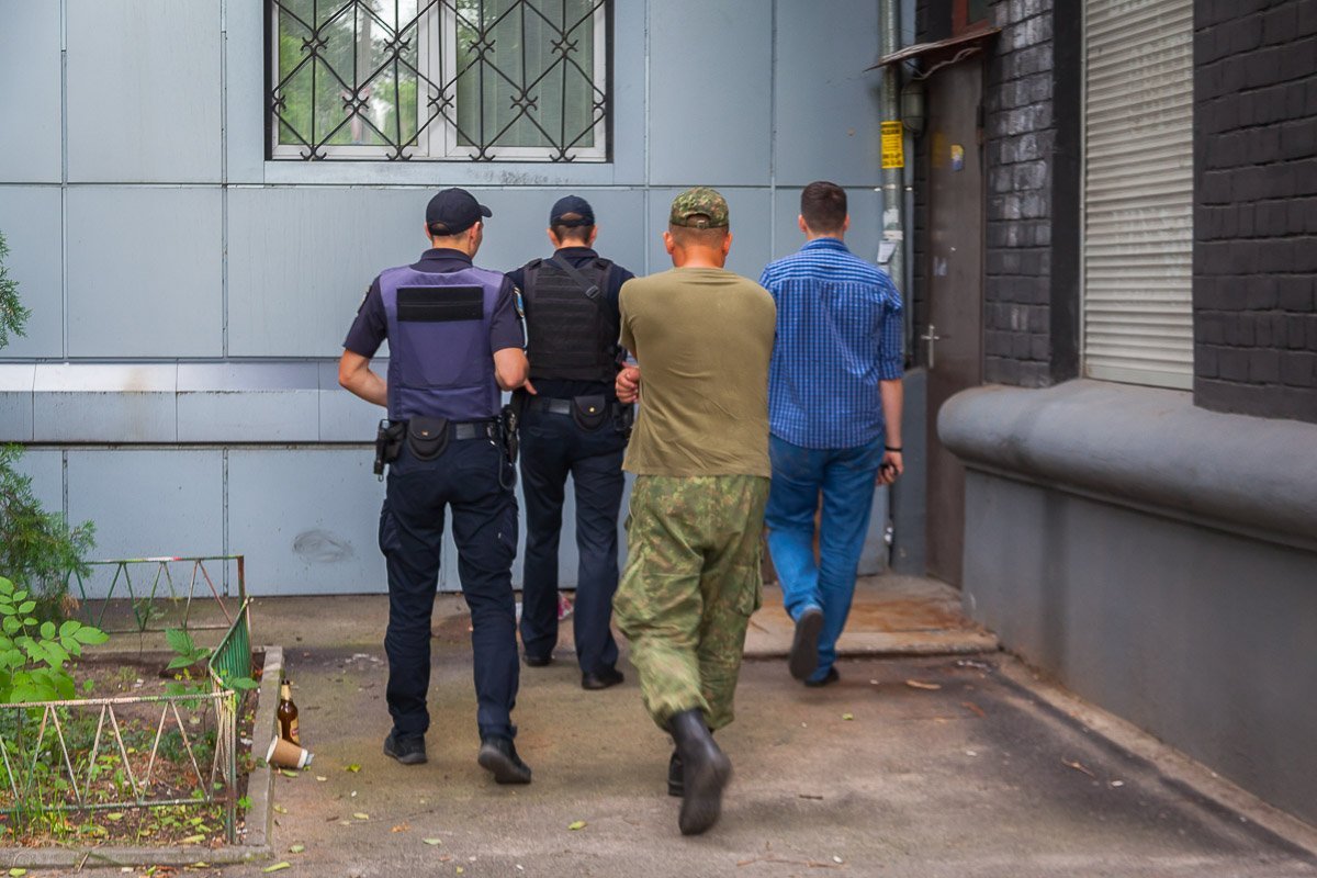 На Успенской площади, 7, возле Днепропетровской прокуратуры, нашли предмет, похожий на гранату