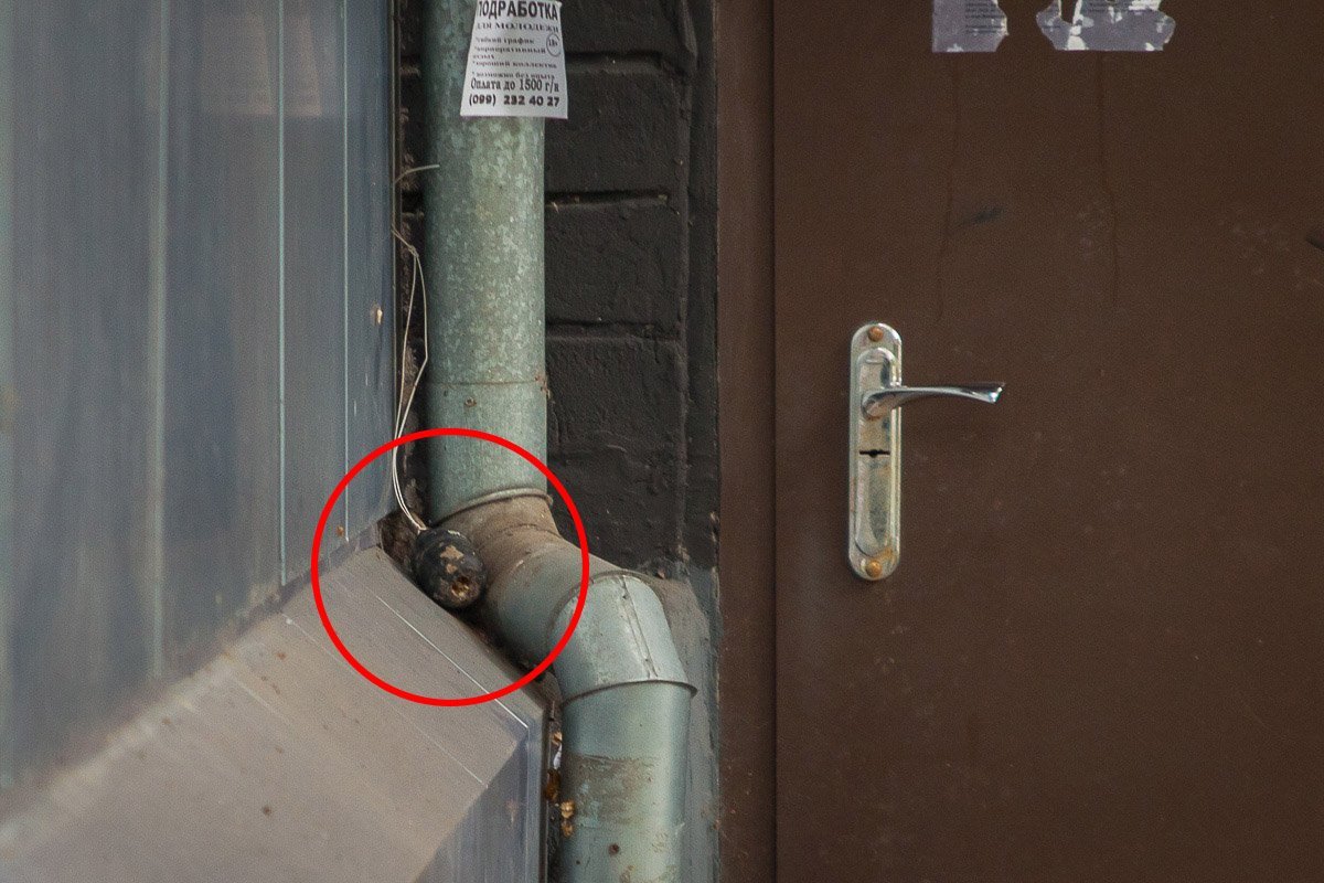 Граната лежала между сливной трубой и стеной возле двери помещения, в котором хотят сделать кафе