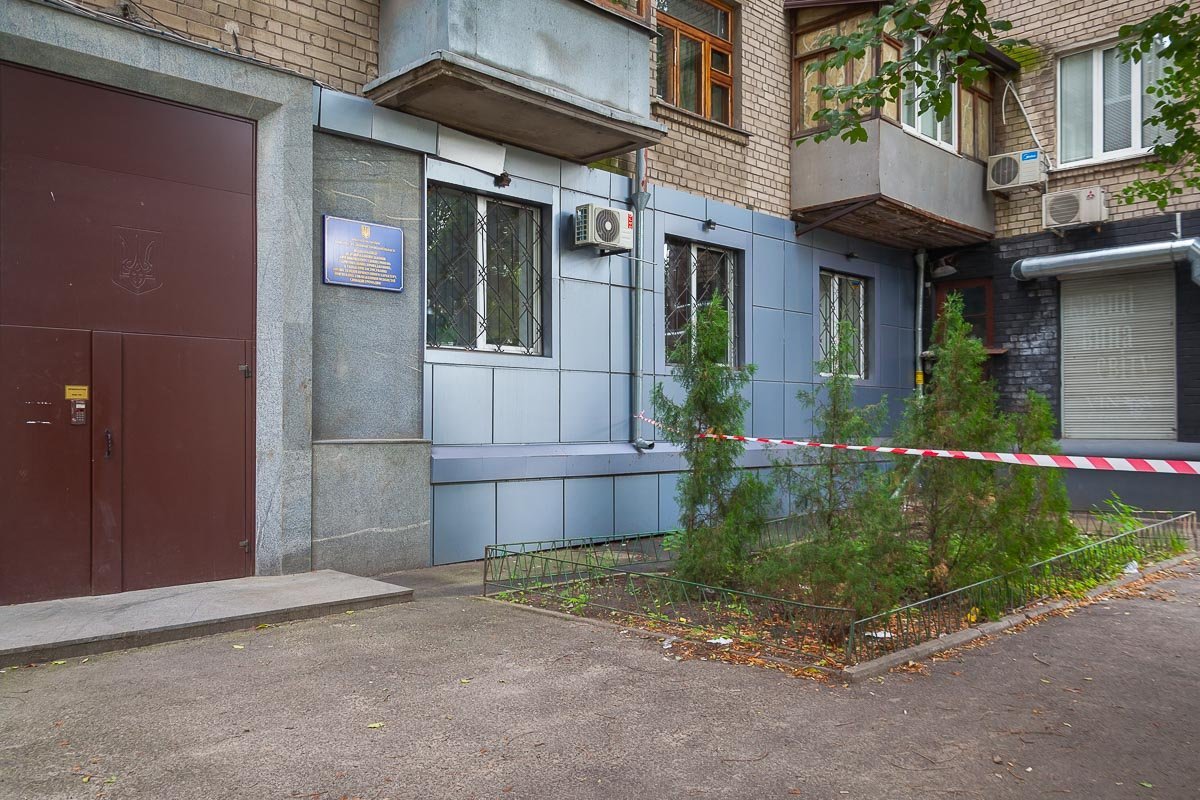 Предположительно, пытались сымитировать растяжку, так как вместо чеки на гранате были провода