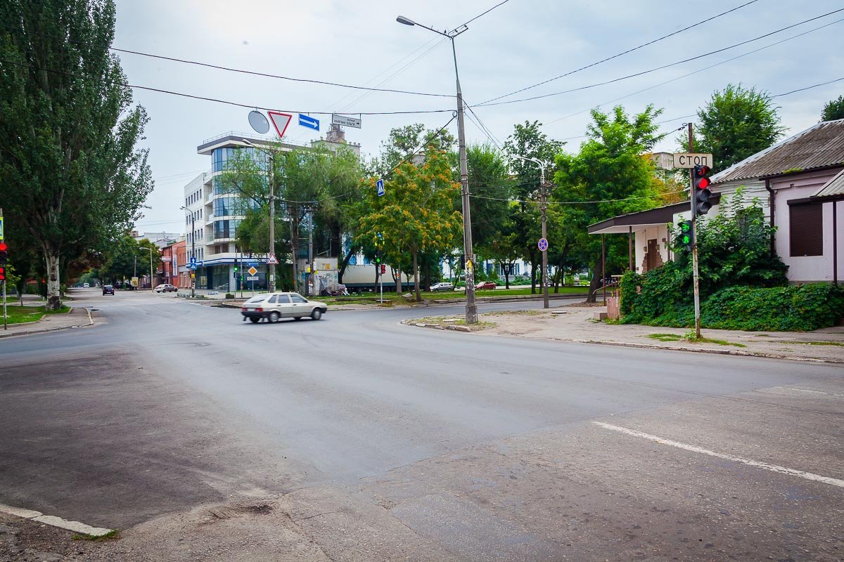 По улице ездят в основном легковые автомобили  По улице ездят в основном легковые автомобили