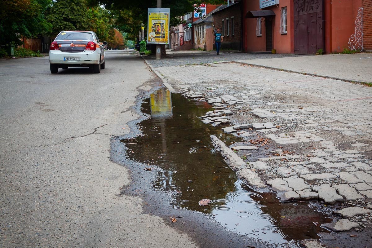 Тротуарная плитка разбита, а часть ее и вовсе исчезла Тротуарная плитка разбита, а часть ее и вовсе исчезла