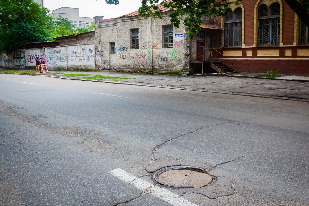 Видны и просевшие люки, которые создают неудобства для автомобилистов Видны и просевшие люки, которые создают неудобства для автомобилистов