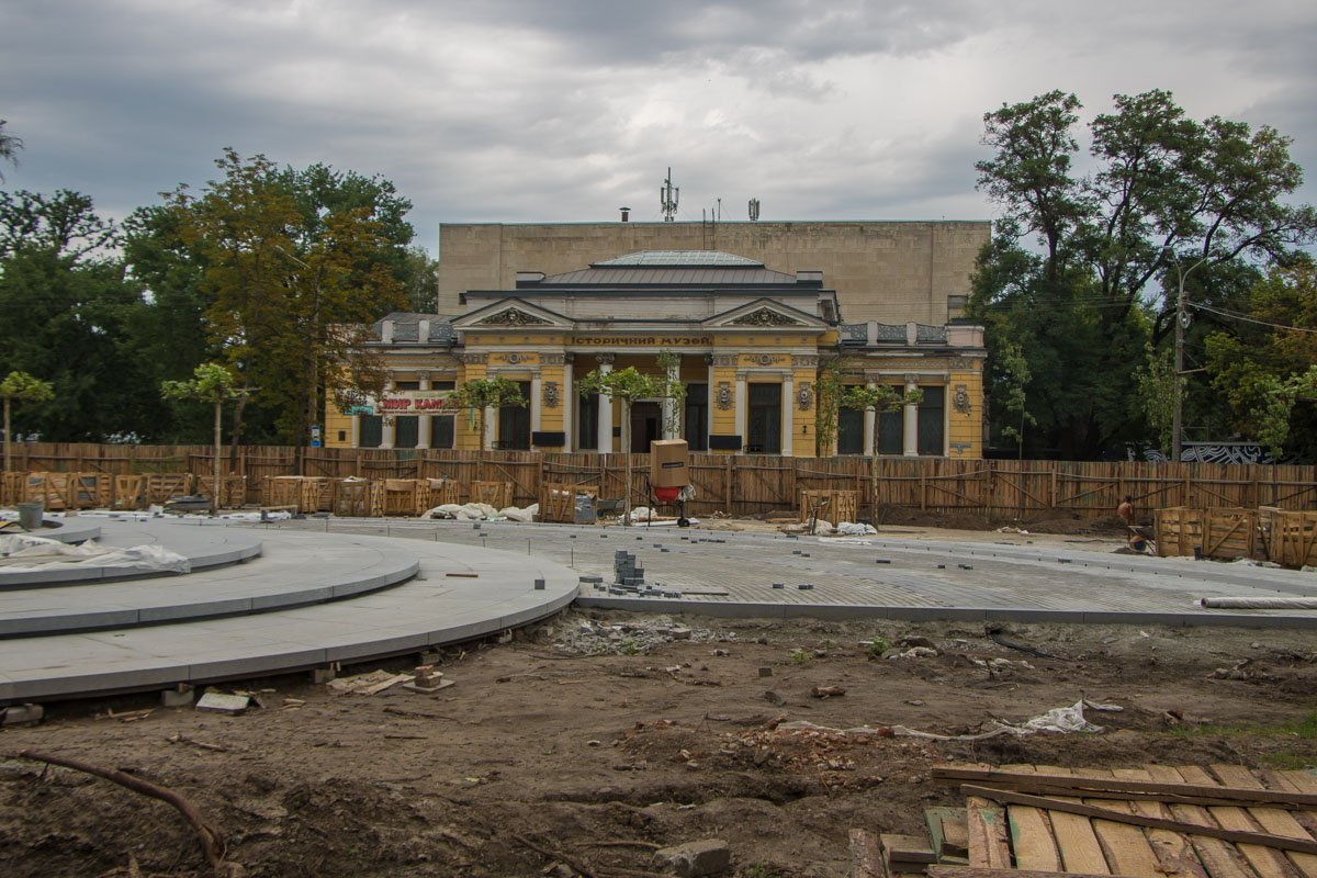 Также возле музея устанавливают флагшток