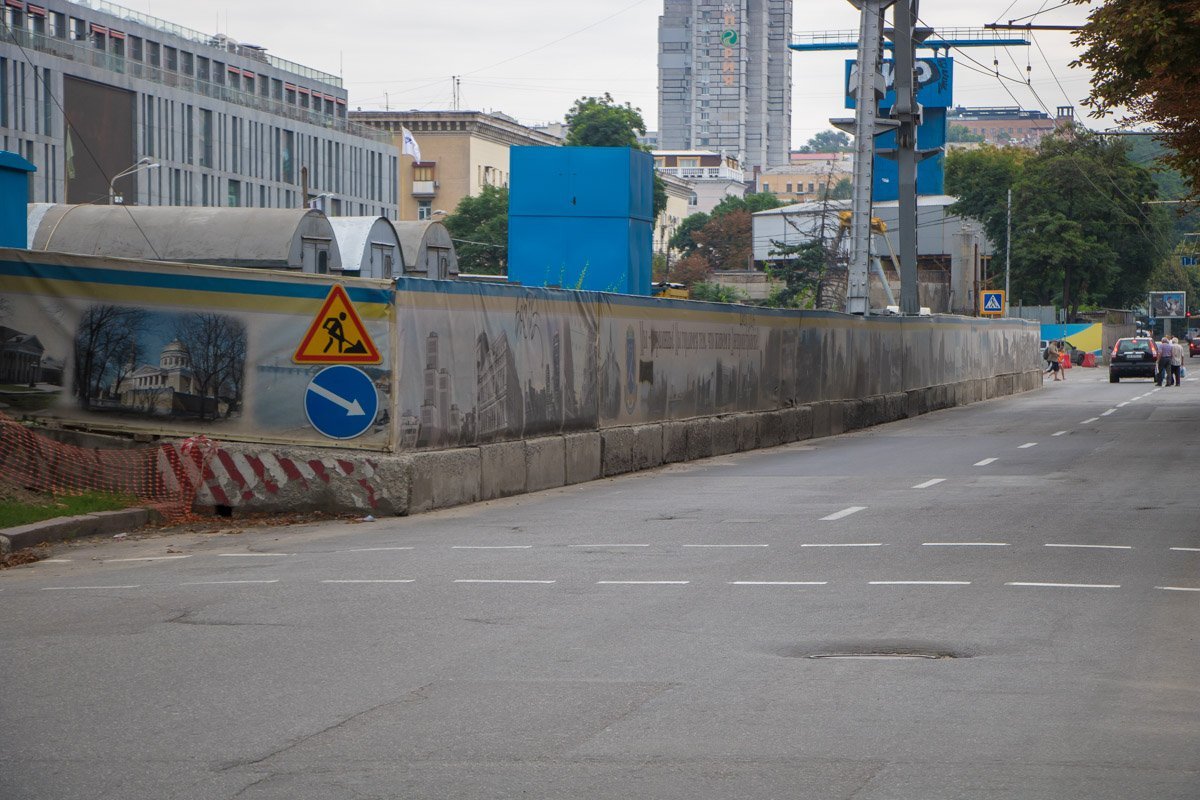 Возле ЦУМа кипят строительные работы