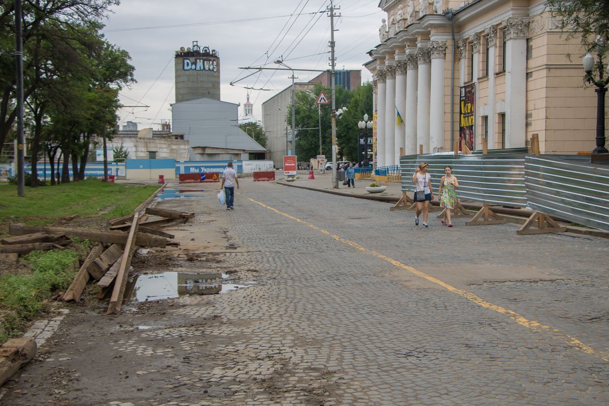 Проезжая часть по направлению к вокзалу пустует