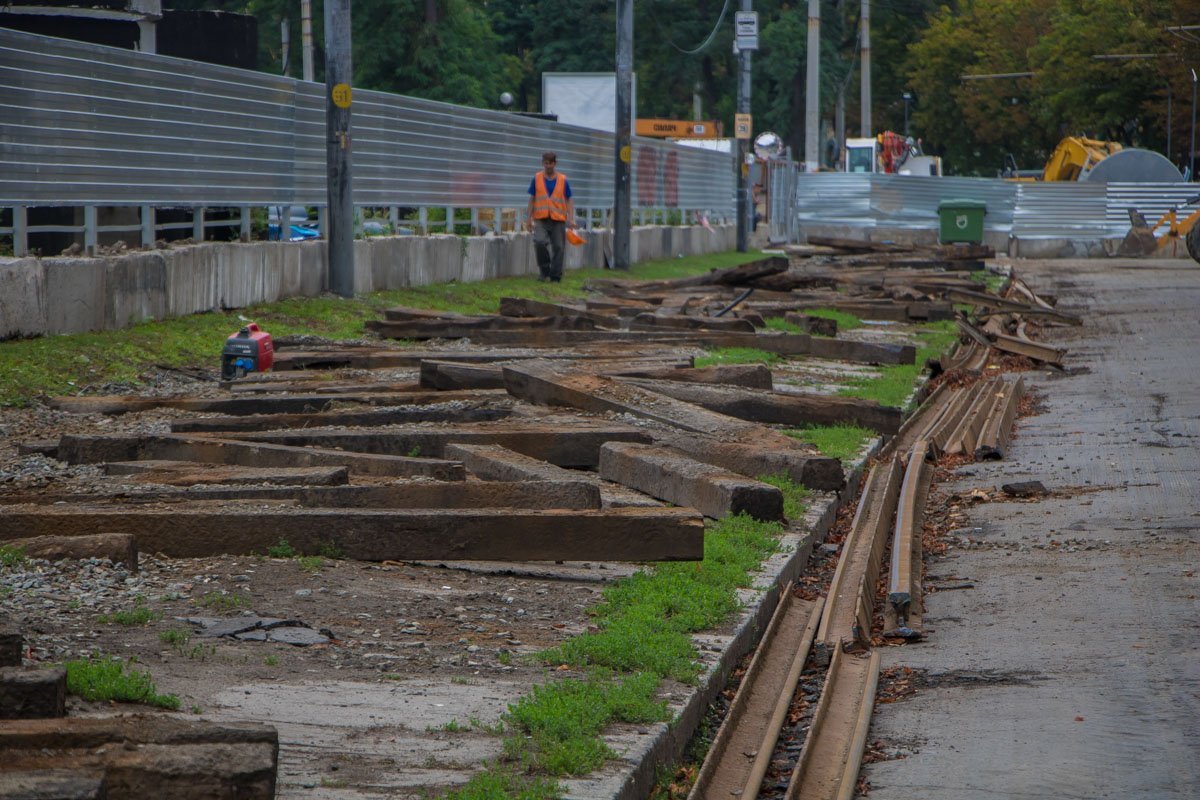 Рабочие переносят трамвайные пути