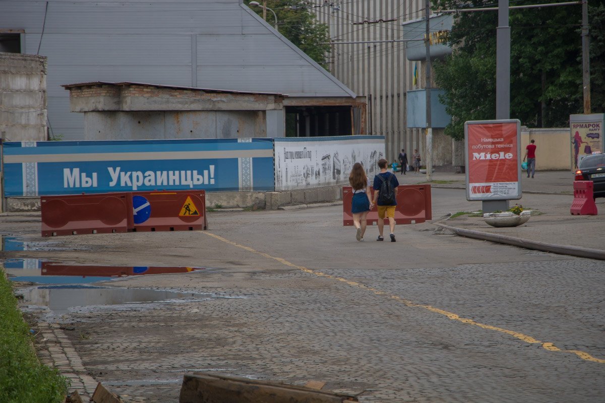 Люди ходят по проезжей части