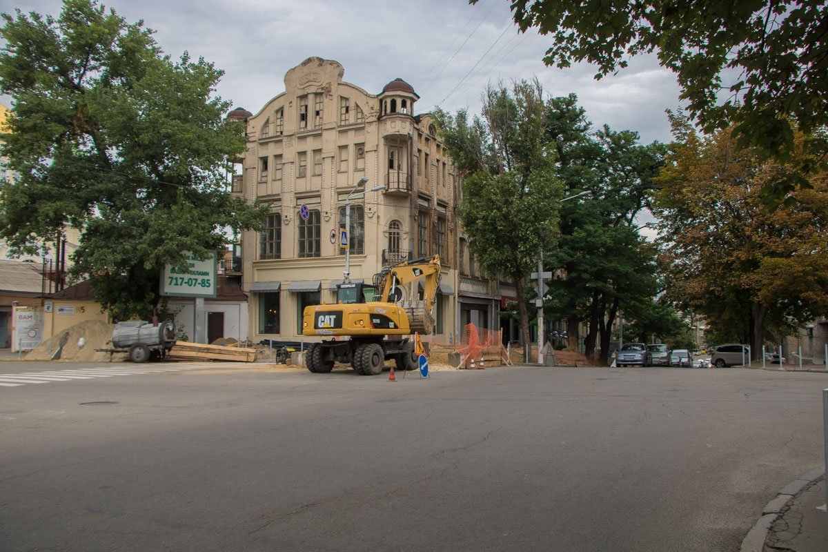 Причина строительных работ - перенос коммуникаций