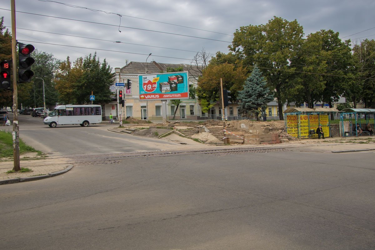 Тротуарная часть потерпает