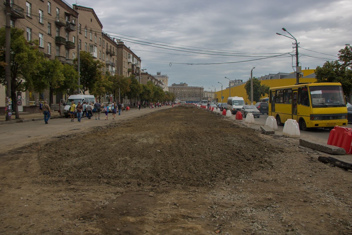 Рабочие оградили часть дороги от проспекта Нигояна до Ярмарочного спуска