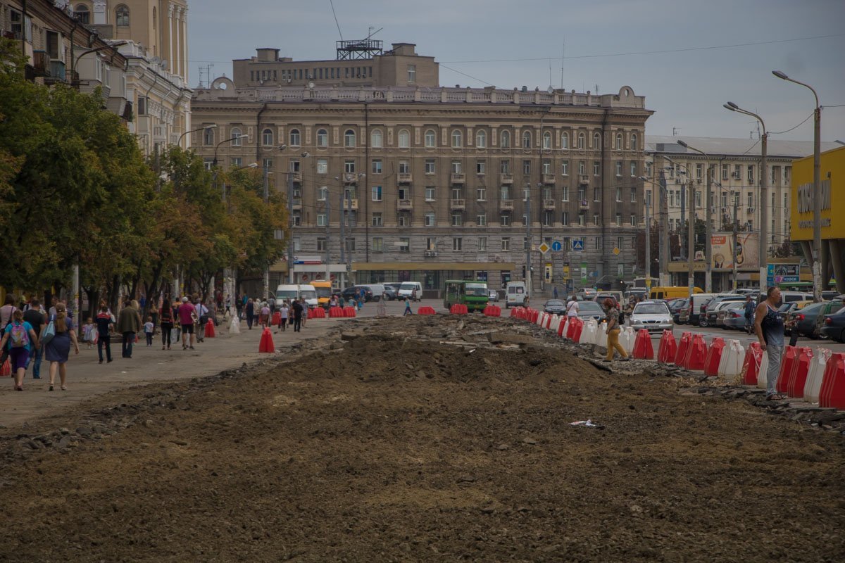 Со стороны проспекта Яворницкого часть улицы Курчатова остается полностью проездной