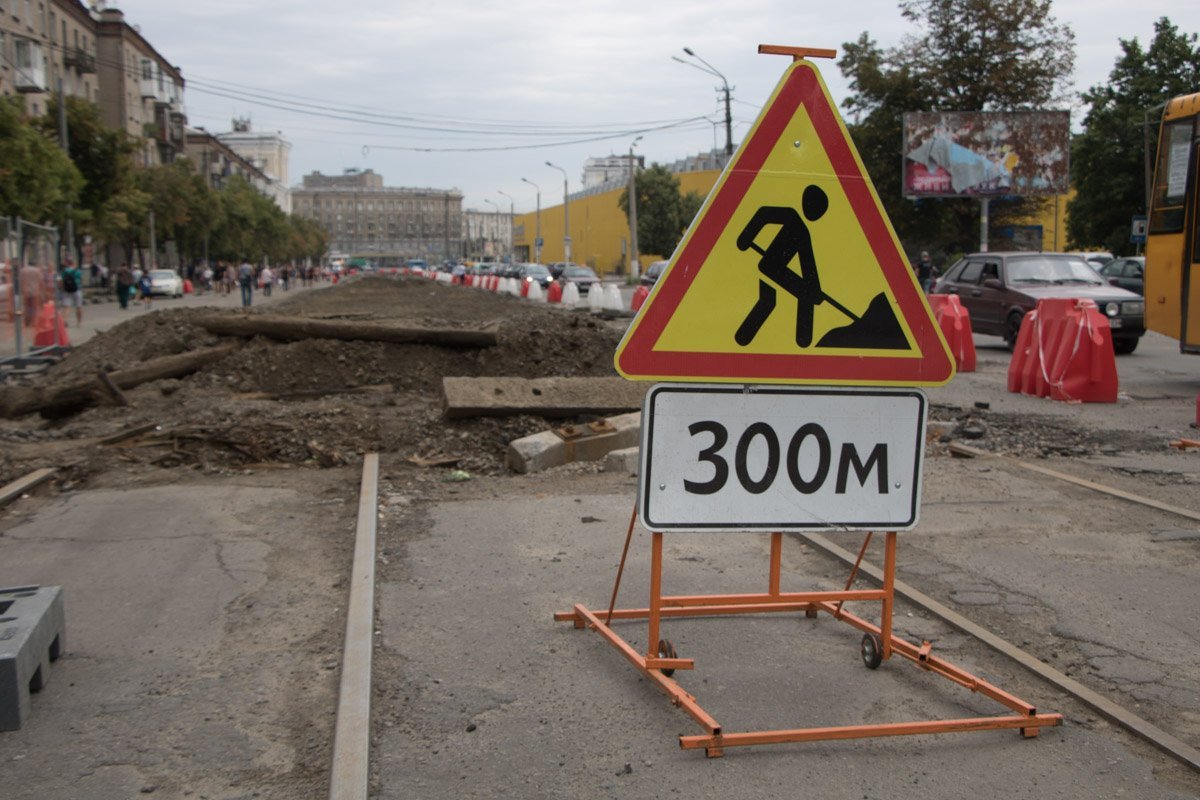 На въезде с проспекта Нигояна также установлены дорожные буи и знаки, которые сообщают о том, что движение перекрыто