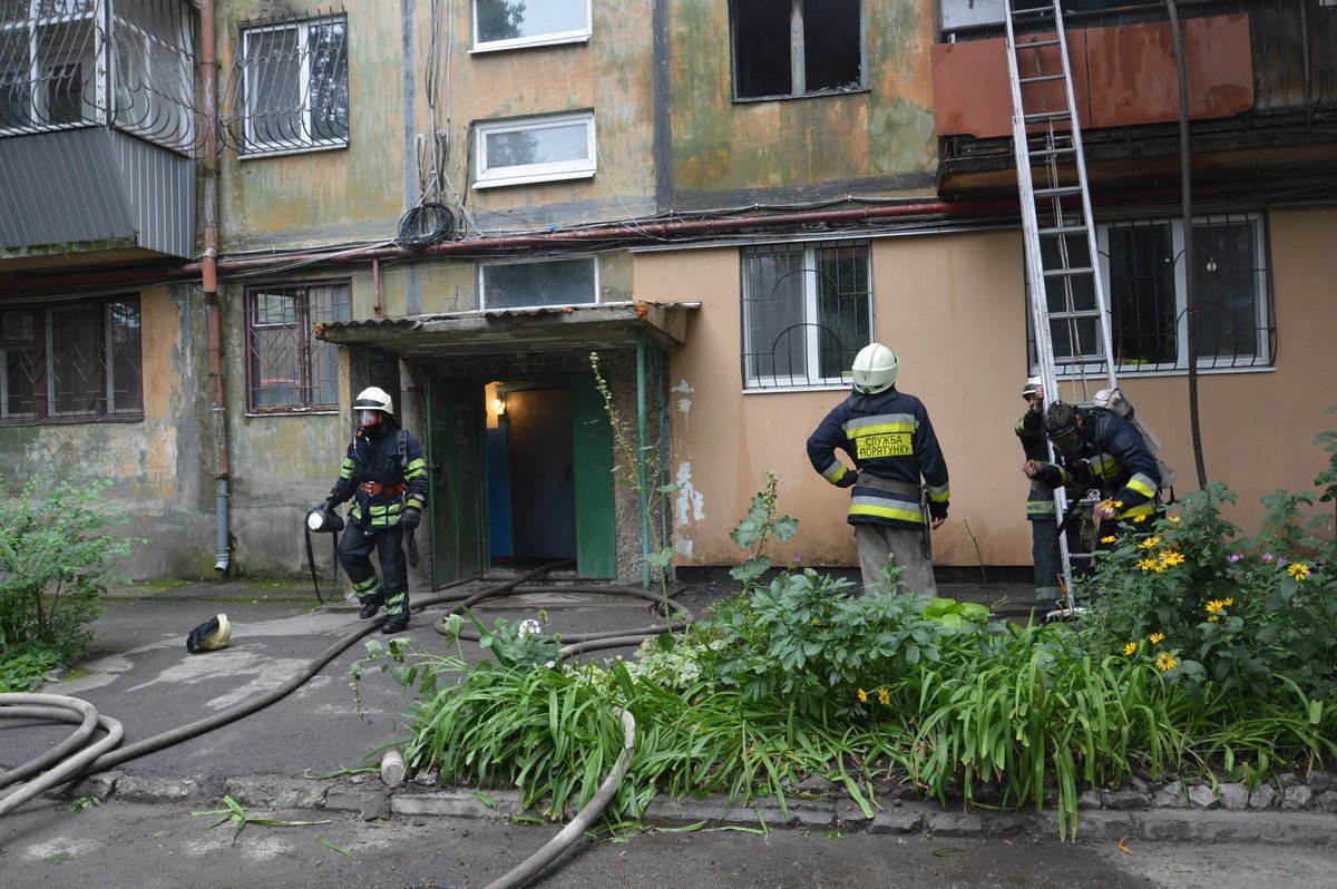Огонь повредил домашнее имущество и мусор на площади 40 квадратных метров Огонь повредил домашнее имущество и мусор на площади 40 квадратных метров