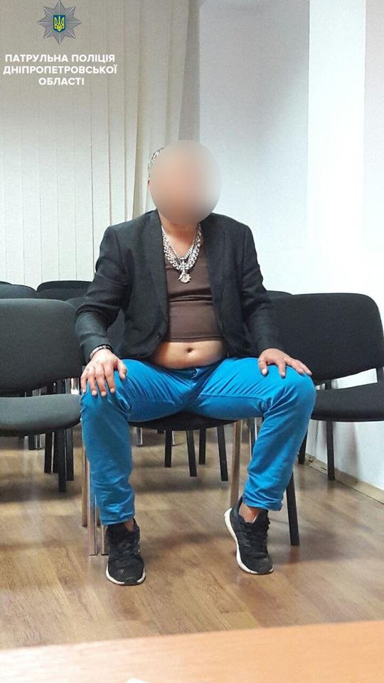 Мужчина употреблял спиртные напитки и слушал громко музыку