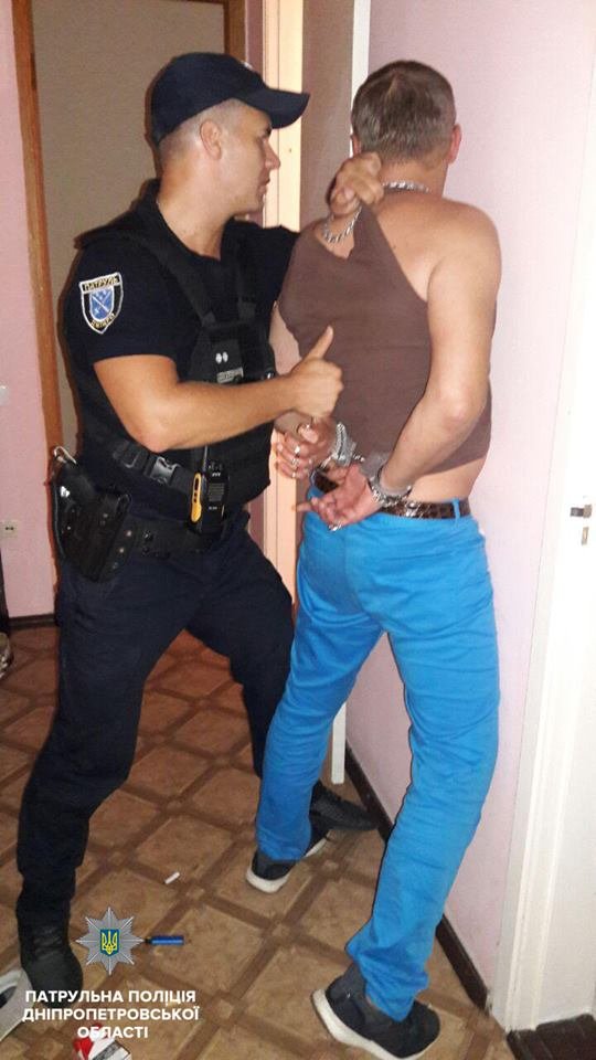 Увидев полицейских, гражданин пытался скрыть предмет, похожий на ружье