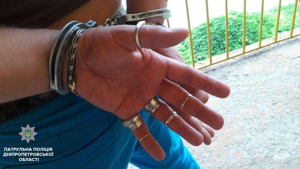 Мужчину доставили в Чечеловское отделения полиции для выяснения всех обстоятельств происшествия