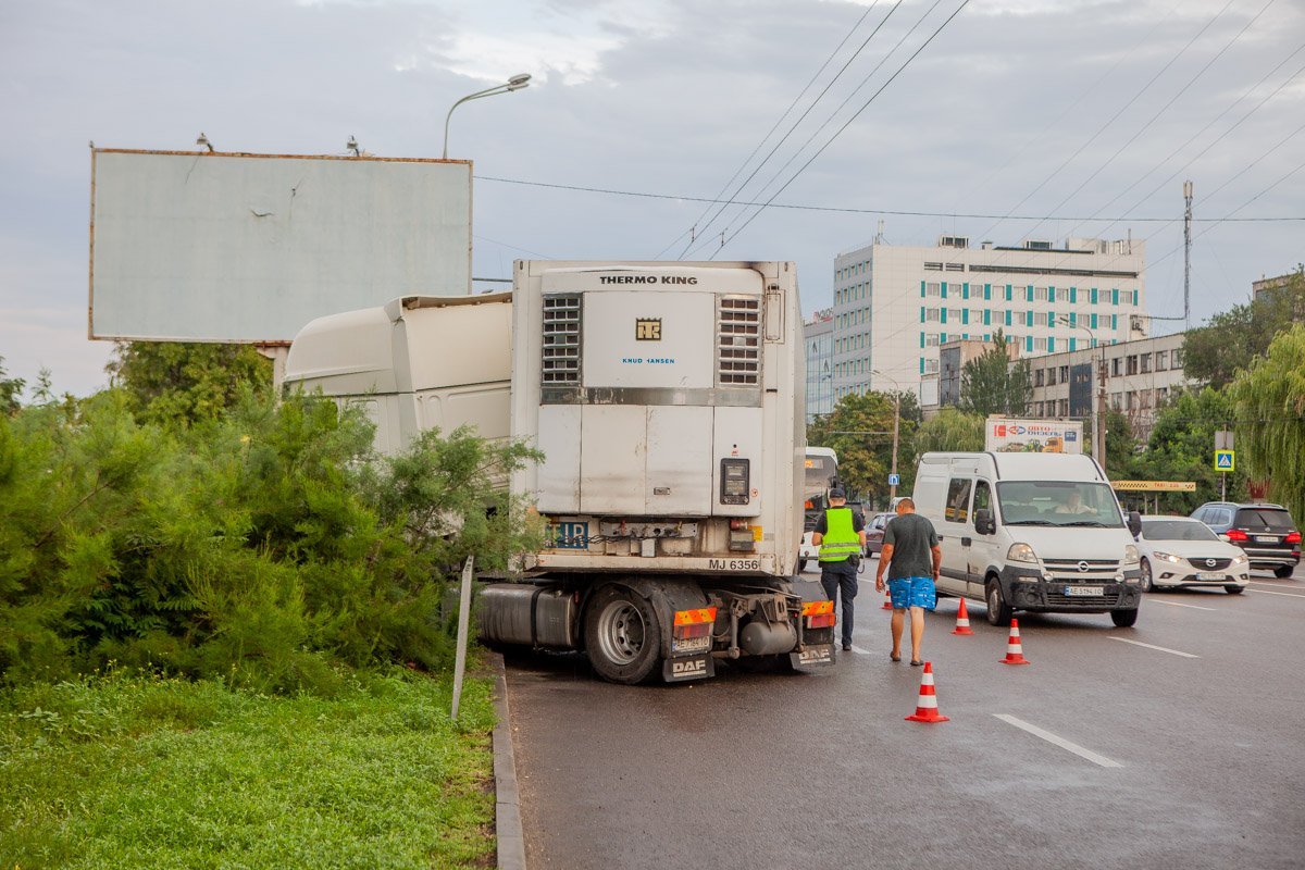 29 июля, около 17:30, на Набережной Заводской "сложилась" фура