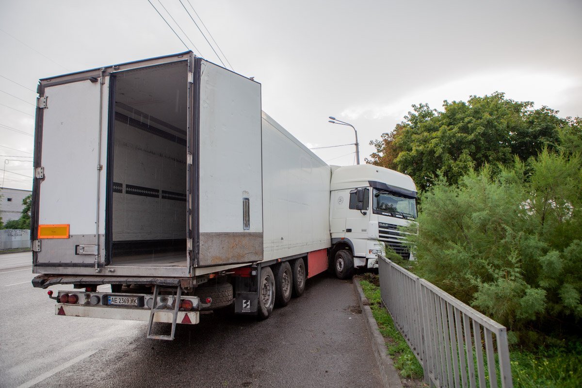По словам полиции, фура выезжала с улицы Павлова