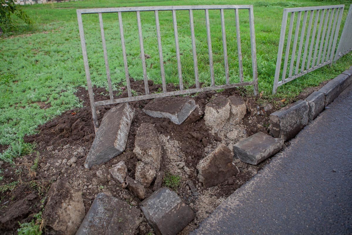Крупногабаритный автомобиль занесло на мокрой дороге. Водитель не справился с управлением и въехал в ограждение