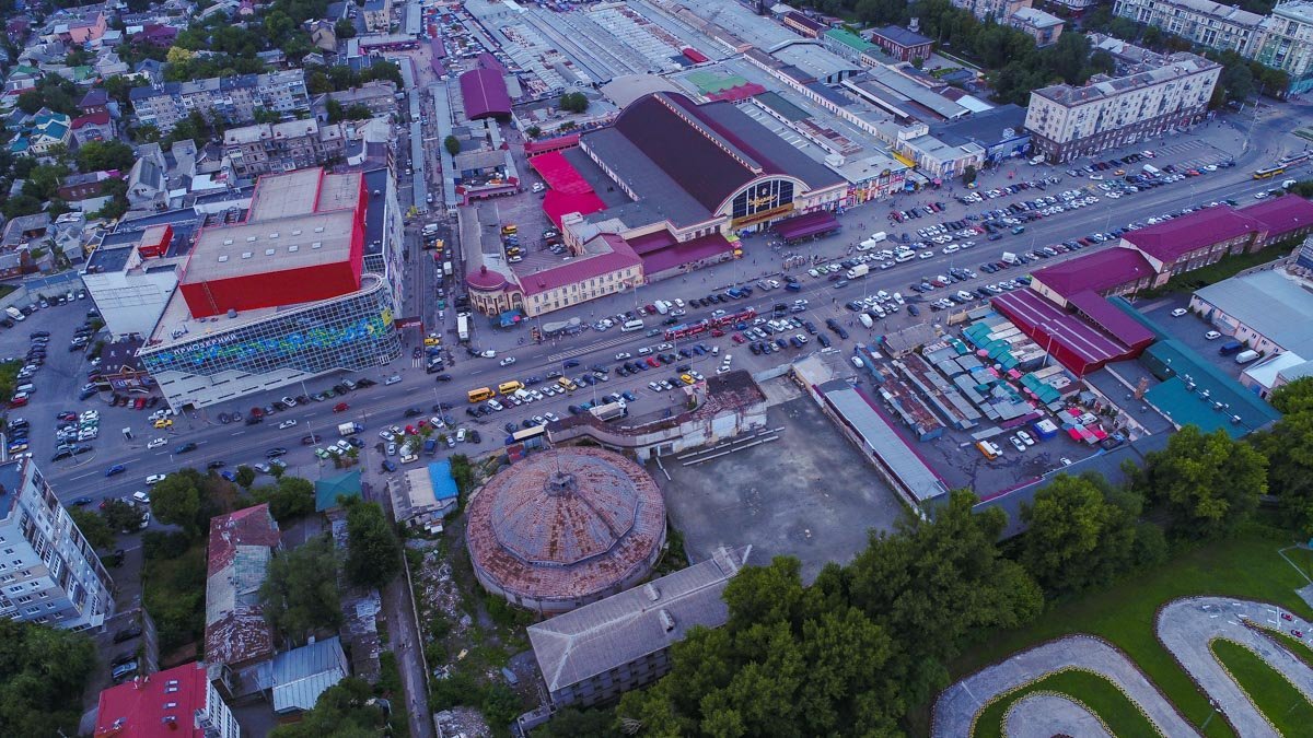 Мало кто обращал внимание на величественное строение Мало кто обращал внимание на величественное строение