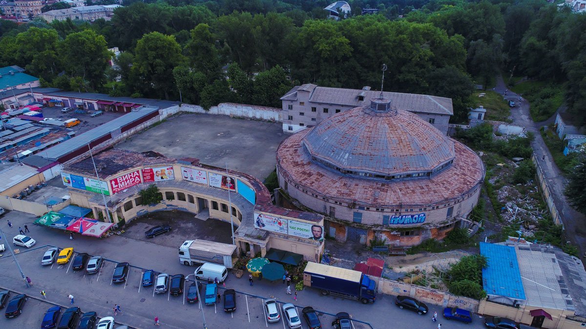 Здание пытается вписаться в рынок Здание пытается вписаться в рынок