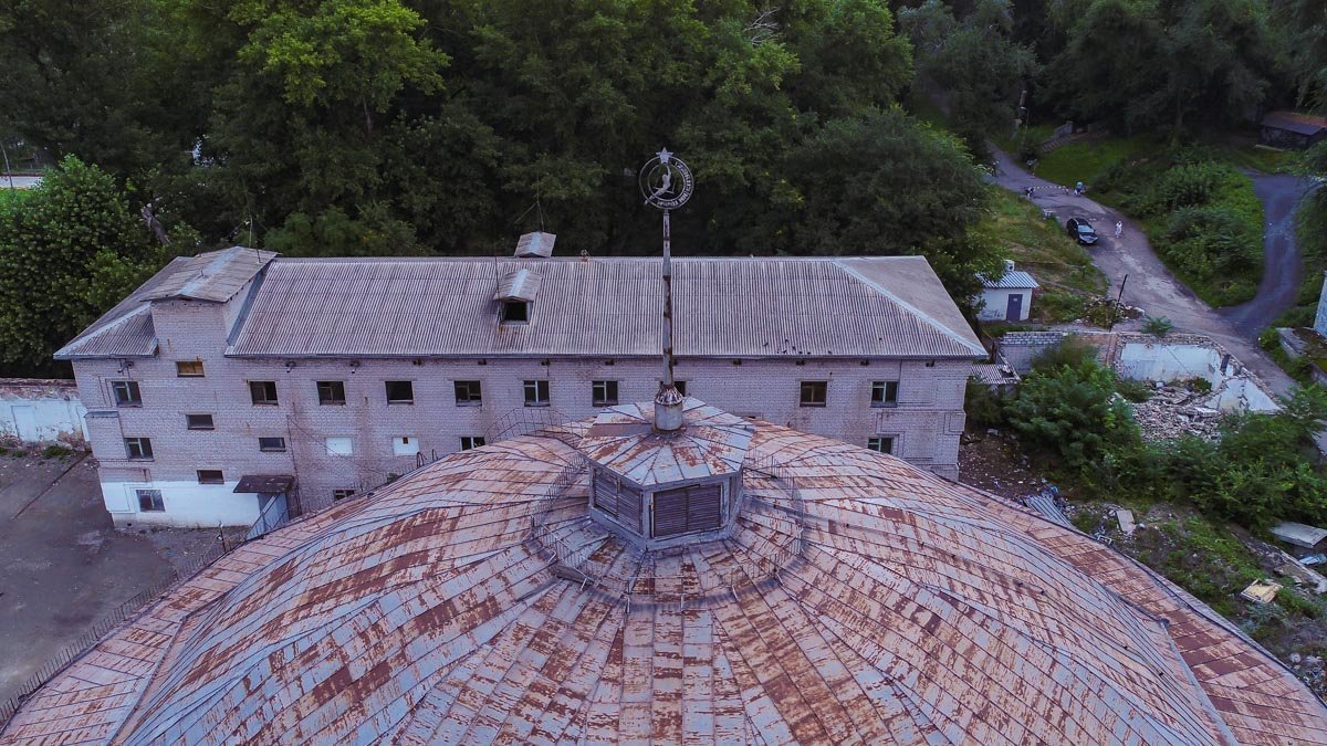 Территория обросла пристройками Территория обросла пристройками