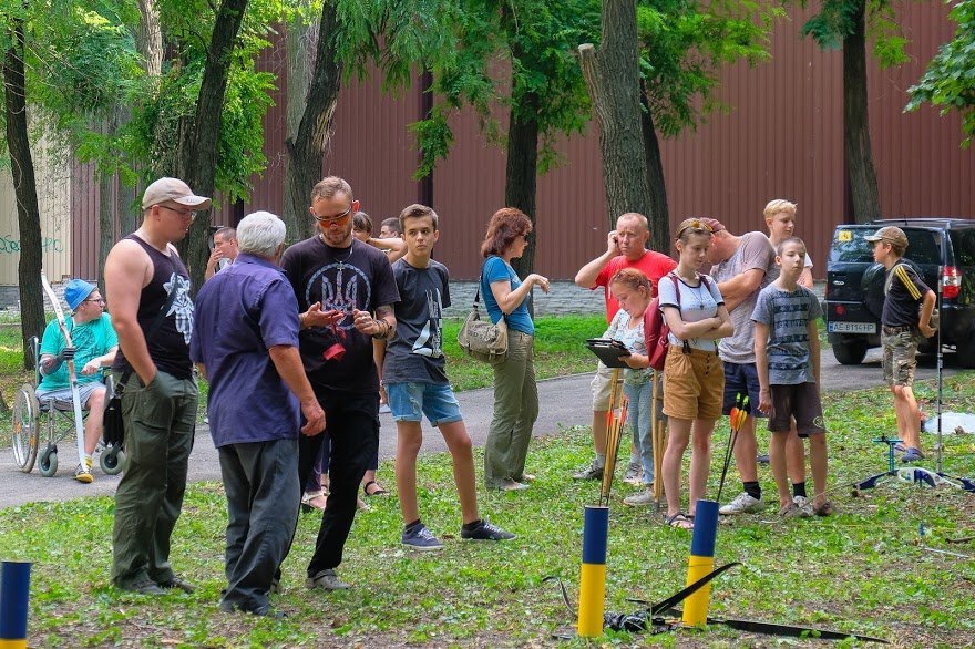 Пострелять из лука пригласили и детей, и взрослых Пострелять из лука пригласили и детей, и взрослых