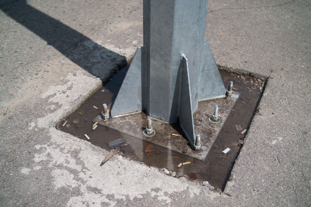 Люди перепутали основание столба с урной Люди перепутали основание столба с урной