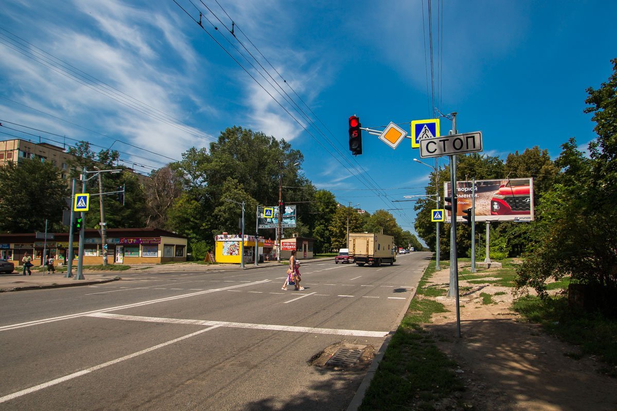Недалеко находится садик, поэтому здесь часто люди переходят дорогу с маленькими детьми Недалеко находится садик, поэтому здесь часто люди переходят дорогу с маленькими детьми